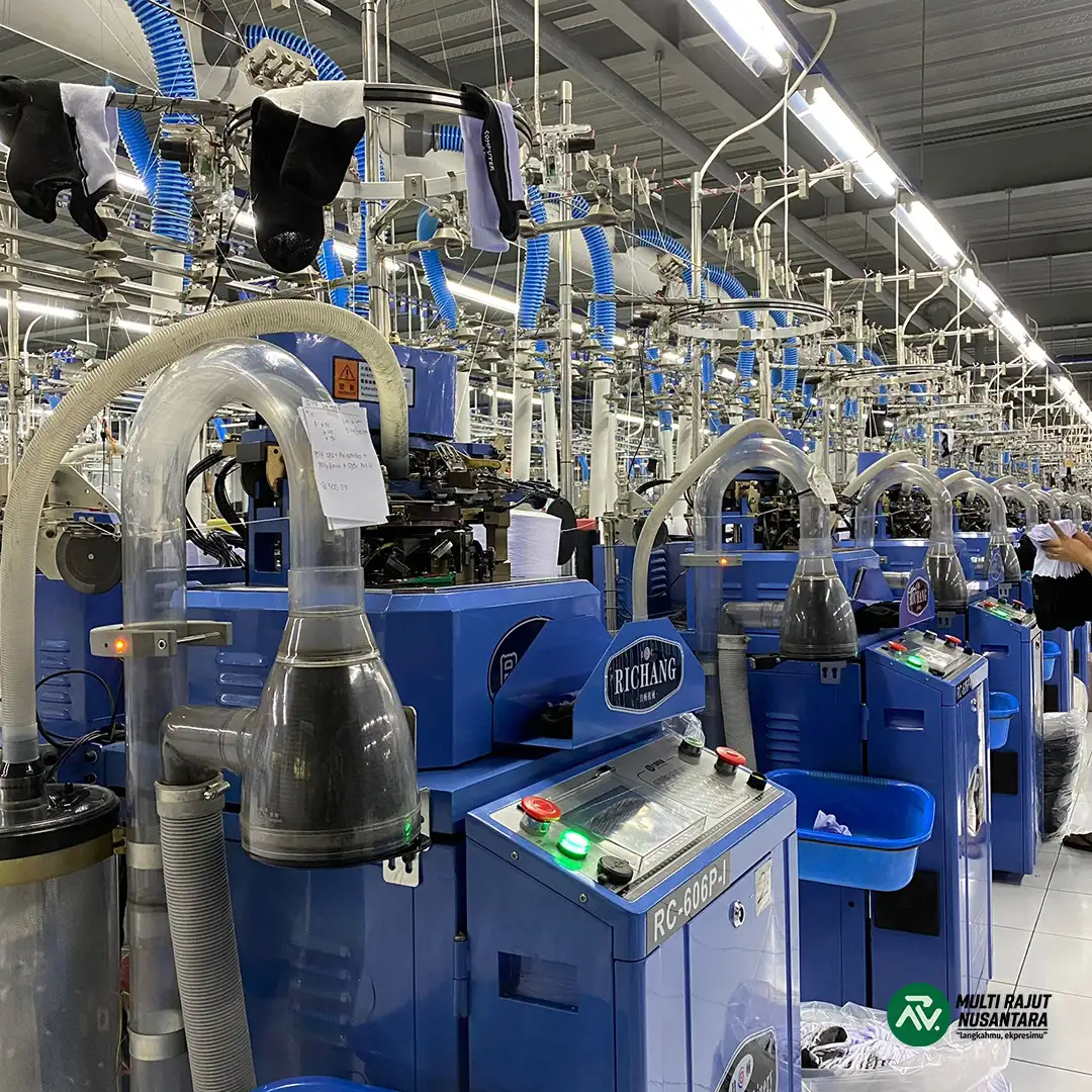 Produksi Kaos Kaki Modern Dengan Mesin Rajut Otomatis