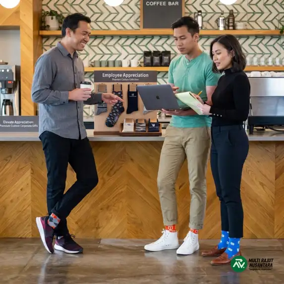 Bosan dengan Pulpen dan Tumbler? Kenapa Kaos Kaki Custom Jadi Tren Corporate Gift Tahun Ini